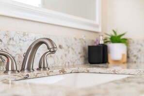 Ensemble baignoire-douche, séchoir à cheveux, serviettes fournies