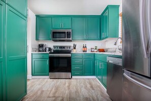 Kühlschrank, Mikrowelle, Ofen, Herdplatte