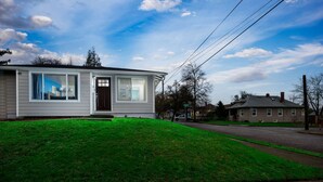 A single-story house with a front porch and a well-maintained lawn. - Heart of Alberta Arts District, Pet Friendly, Walk to Alberta Park, Food, Art, and Drinks (Portland)