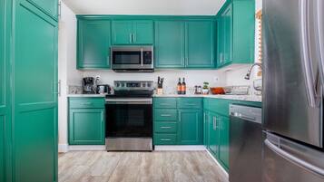 Refrigerador, microondas, horno y parrilla de estufa