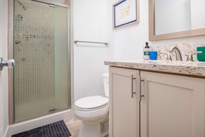 Combined shower/tub, hair dryer, towels, shampoo