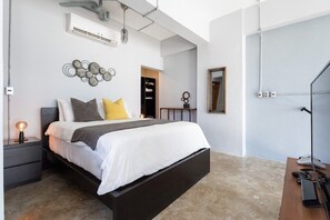Iron/ironing board, bed sheets