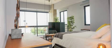 Iron/ironing board, bed sheets