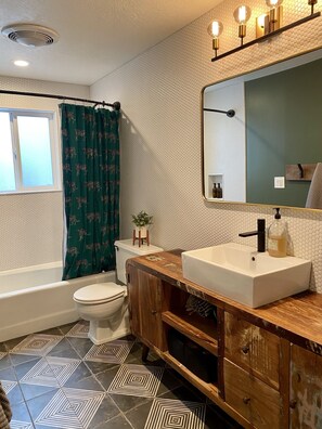 Combined shower/bathtub
