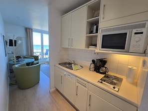 Réfrigérateur, micro-ondes, lave-vaisselle, cafetiÚre/bouilloire