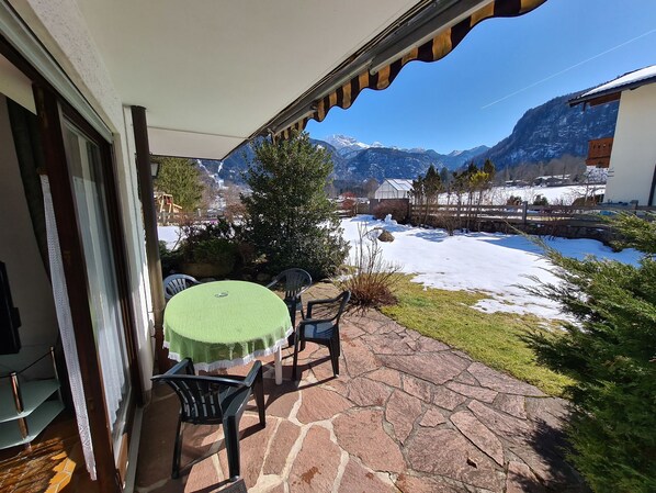 Outdoor dining - Wohnung für 2 bis 6 Pers., 100 qm, Zwei Sep. Schlafzimmer, Terrasse mit Bergblick (Schönau am Königssee)