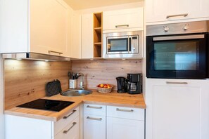 Kühlschrank, Mikrowelle, Wasserkocher mit Kaffee-/Teezubehör