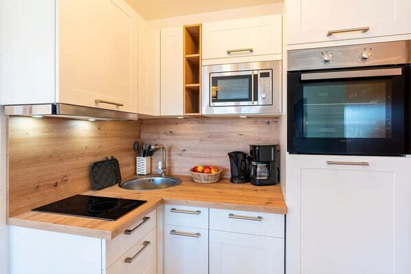 Køleskab, mikrobølgeovn, kaffe-/temaskine