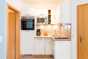 Kühlschrank, Mikrowelle, Wasserkocher mit Kaffee-/Teezubehör