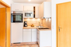 Kühlschrank, Mikrowelle, Wasserkocher mit Kaffee-/Teezubehör