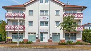 Un immeuble de deux étages avec une enseigne indiquant « Stern Ferienapartments UESDOM ».