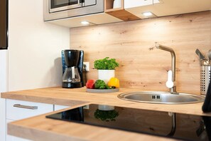 Kühlschrank, Mikrowelle, Wasserkocher mit Kaffee-/Teezubehör