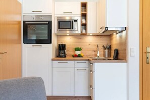 Kühlschrank, Mikrowelle, Wasserkocher mit Kaffee-/Teezubehör