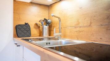 Fridge, oven, dishwasher, coffee/tea maker