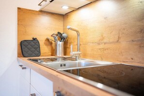 Kühlschrank, Ofen, Geschirrspüler, Wasserkocher mit Kaffee-/Teezubehör