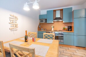 Kühlschrank, Mikrowelle, Ofen, Geschirrspüler