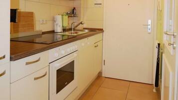 Kjøleskap, mikrobølgeovn, ovn og oppvaskmaskin