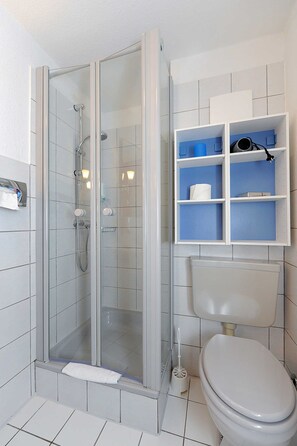 Dusche, Haartrockner, Handtücher, Seife