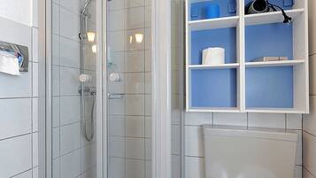 Douche, sĂšche-cheveux, serviettes fournies, savon