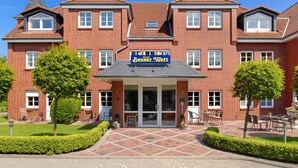 Un hôtel en briques rouges, sur lequel on peut lire l’inscription « Hôtel Bensen Watt ».