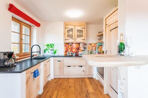 Réfrigérateur, four à micro-ondes, un four, surface de cuisson