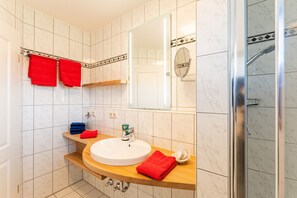 Douche, sèche-cheveux, serviettes fournies