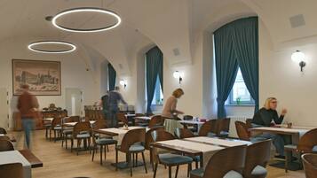 Café da manhã com buffet diário (PLN 65 por pessoa)