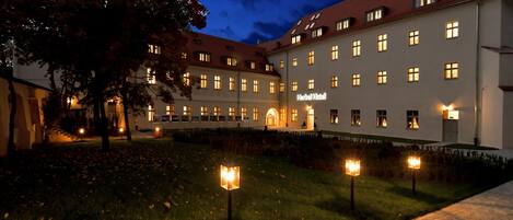 Vista frontal de la propiedad