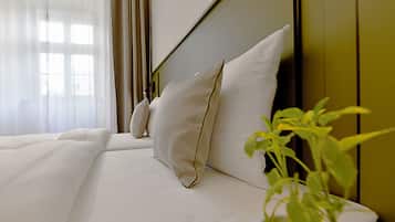 Escrivaninha, espaço de trabalho para notebook, cortinas blackout