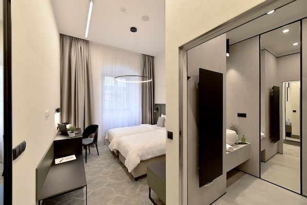 Habitación estándar con 2 camas individuales | Zona de estar | Televisión LCD de 32 pulgadas con canales por satélite, una televisión