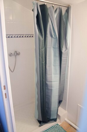 Shower, towels, toilet paper - Studio Indépendant Entre Cévennes et Camargue (Montfrin)