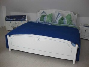 2 Schlafzimmer, Schreibtisch, Bettwäsche