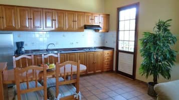 Een koelkast, een kinderstoel