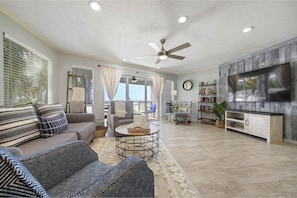 Duplex, 6 Bedrooms | Living room