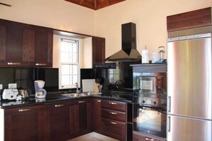 Kühlschrank, Mikrowelle, Ofen, Geschirrspüler