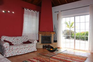 TV, fireplace - Villa Tamanca, Spanien (San Nicolas)