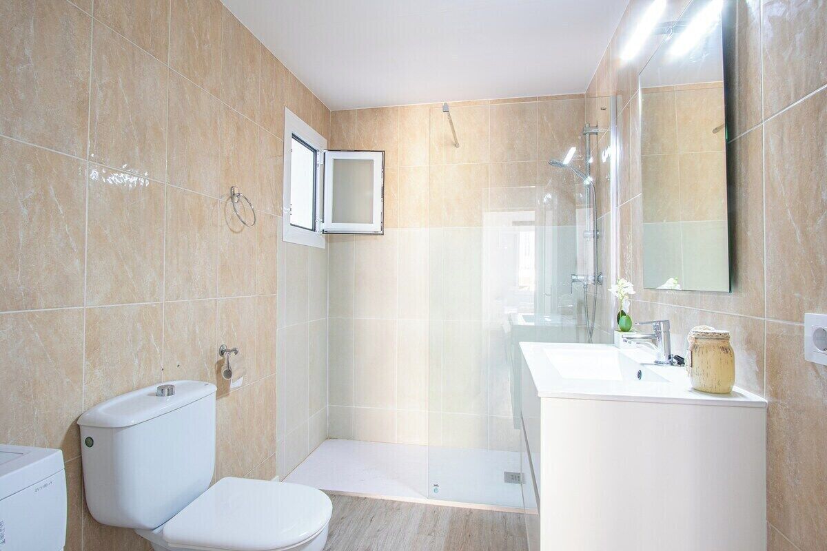 Douche, sèche-cheveux, serviettes fournies