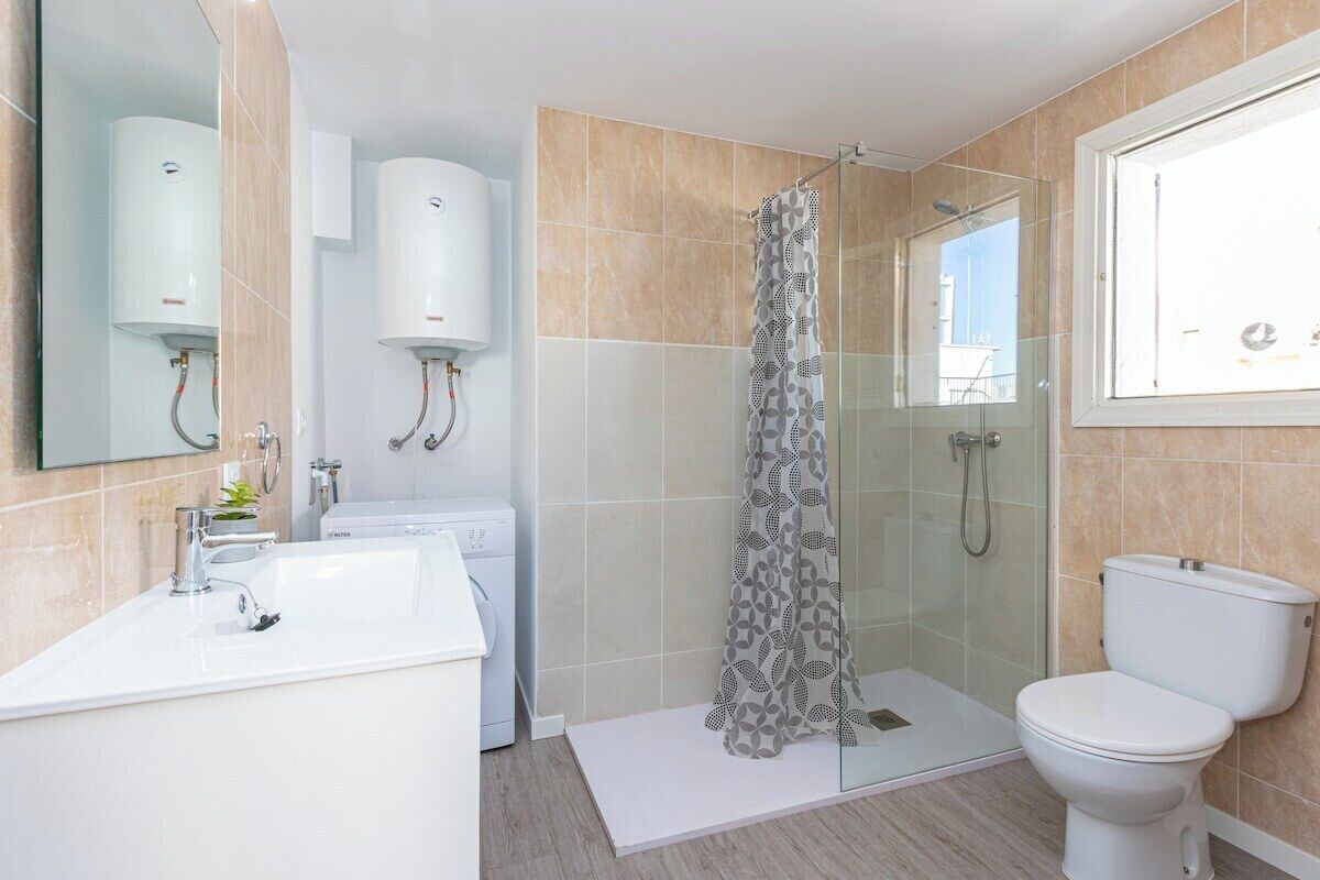 Een douche, een haardroger, handdoeken