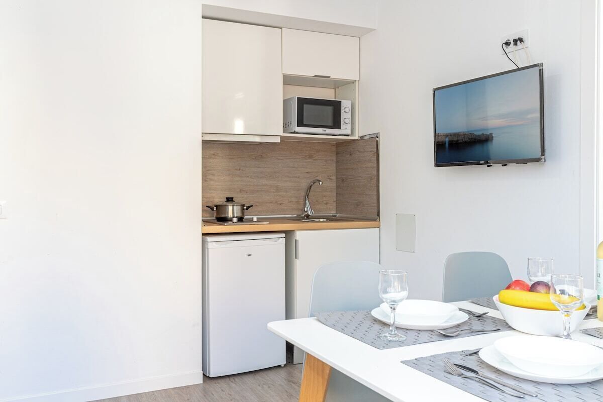 Fridge, microwave, coffee/tea maker, electric kettle