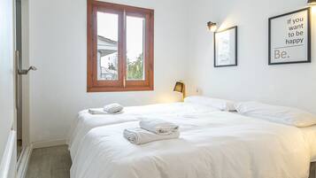 1 habitación, tabla de planchar con plancha, wifi gratis y ropa de cama