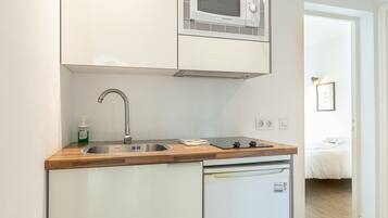 Réfrigérateur, micro-ondes, cafetiÚre/bouilloire, bouilloire électrique