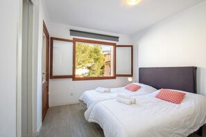 1 chambre, fer et planche à repasser, accès au Wi-Fi (inclus)