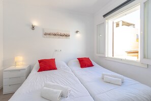 1 slaapkamer, een strijkplank/strijkijzer, gratis wifi, beddengoed