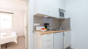 Frigorífico, microondas, cafetera o tetera y hervidor eléctrico