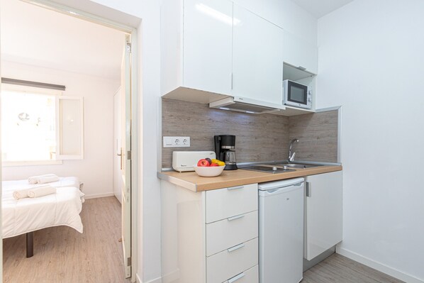 Fridge, microwave, coffee/tea maker, electric kettle