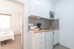 Frigorífico, microondas, cafetera o tetera y hervidor eléctrico