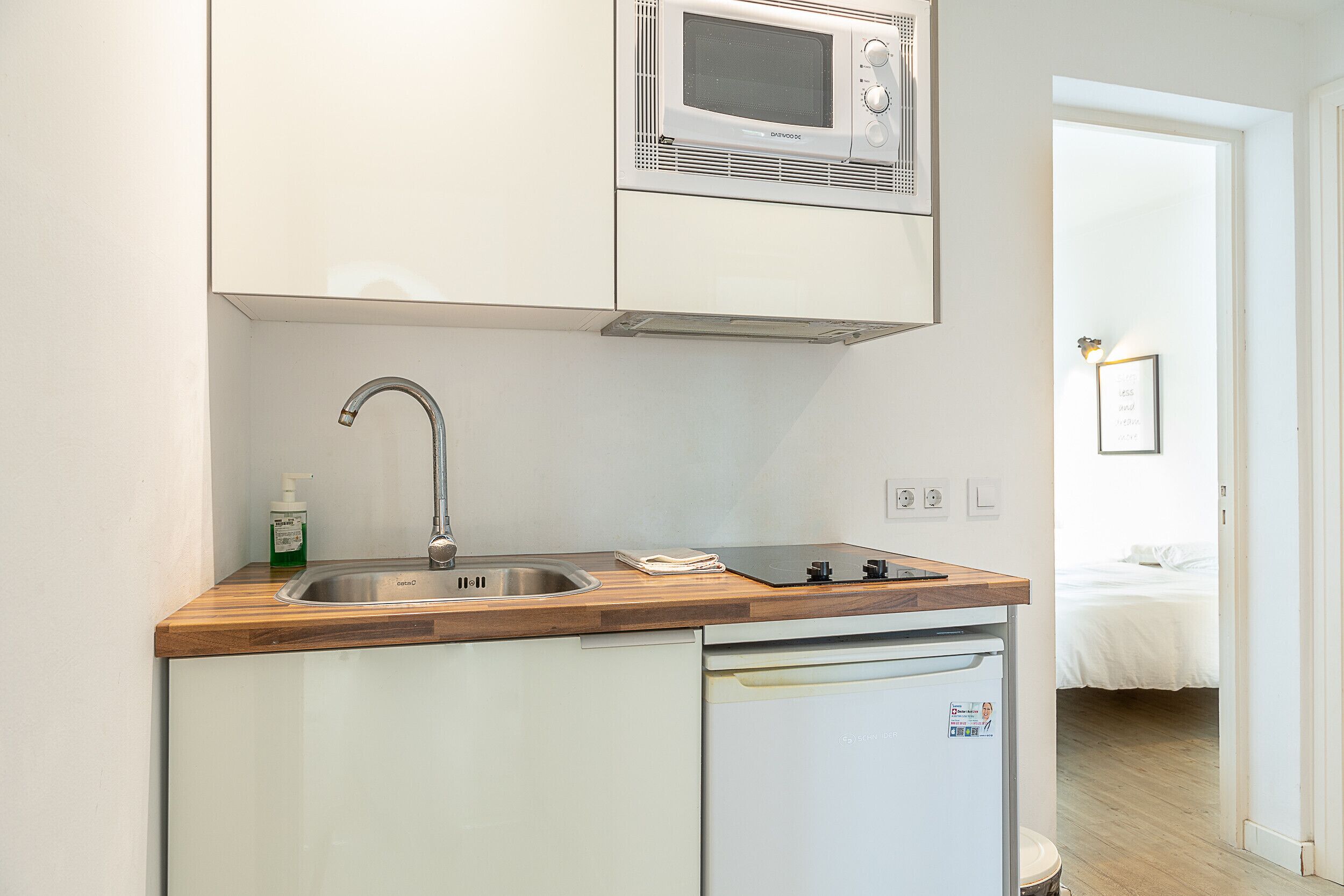 Kühlschrank, Mikrowelle, Wasserkocher mit Kaffee-/Teezubehör