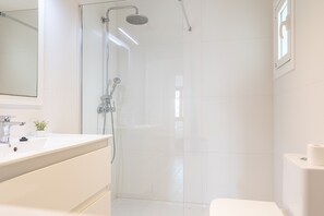 Shower, hair dryer, towels - Apartment playa 1B in Puerto de Alcudia (Alcúdia)