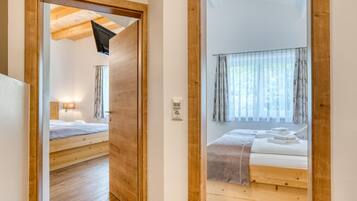 4 bedrooms, travel crib, free WiFi