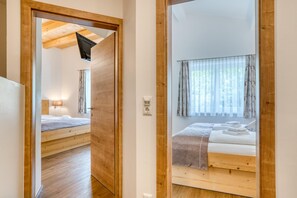 4 bedrooms, travel crib, free WiFi - Chalet in Neukirchen with Mountain Views (Neukirchen)